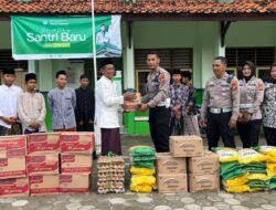 JELANG IDUL FITRI, SATLANTAS POLRES INDRAMAYU TEBAR KEPEDULIAN SANTUNI PONDOK PESANTREN 