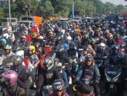 H-2 LEBARAN, RIBUAN PEMUDIK SEPEDA MOTOR MELINTAS BYPASS CIREBON