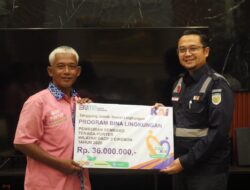 JELANG LEBARAN, PT KAI DAOP 3 CIREBON BERBAGI PAKET SEMBAKO KEPADA PORTER STASIUN DAN PENSIUNAN KAI