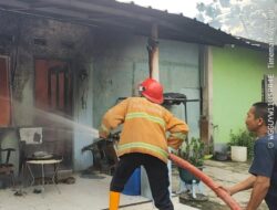 KEBAKARAN RUMAH DI GROGOL CIREBON, DUA ORANG PENGHUNINYA ALAMI LUKA BAKAR