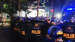 POLISI BUBARKAN PENGUNJUKRASA BERPAKAIAN HITAM DI BANDUNG DENGAN TINDAKAN TEGAS TERUKUR 