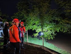 TIM SAR CIREBON LAKUKAN PENCARIAN SEORANG BOCAH HANYUT DI SUNGAI KRIYAN