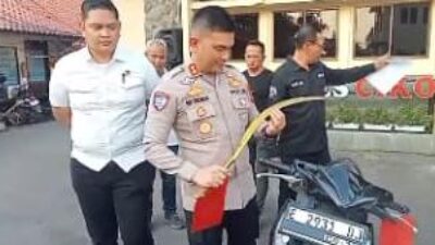 GEGARA MENEGUR DI LAMPU MERAH, SEORANG MAHASISWA DI CIREBON DIBACOK PELAJAR SMA