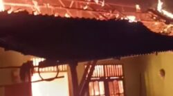 DIDUGA KORSLETING LISTRIK, SEBUAH RUMAH DI PLUMBON CIREBON HANGUS TERBAKAR