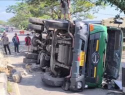 DIDUGA MENGANTUK, TRUK KONTAINER HANTAM TROTOAR  DI PANTURA GEBANG CIREBON