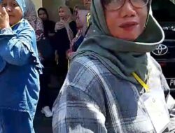 SEKELOMPOK PENGUNJUNG SIDANG PEMBUNUHAN SATU KELUARGA DI INDRAMAYU HINA PROFESI JURNALIS