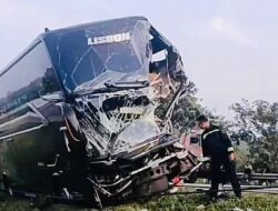 SATU PENUMPANG TEWAS, BUS WISATA TABRAK TRUK DI TOL CIPALI KM 182 CIREBON
