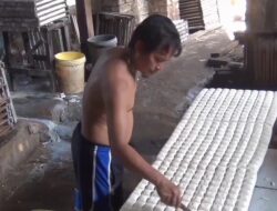 DAMPAK RUPIAH MELEMAH, PERAJIN TAHU DI SUBANG KECILKAN PRODUK DAN KURANGI PEKERJA