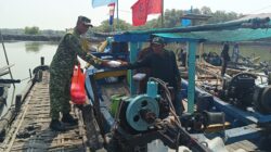 WUJUD PEDULI SESAMA, LANAL CIREBON GELAR AKSI JUMAT BERKAH BAGIKAN MAKANAN UNTUK WARGA DAN NELAYAN