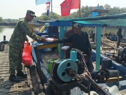 WUJUD PEDULI SESAMA, LANAL CIREBON GELAR AKSI JUMAT BERKAH BAGIKAN MAKANAN UNTUK WARGA DAN NELAYAN
