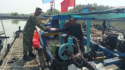 WUJUD PEDULI SESAMA, LANAL CIREBON GELAR AKSI JUMAT BERKAH BAGIKAN MAKANAN UNTUK WARGA DAN NELAYAN