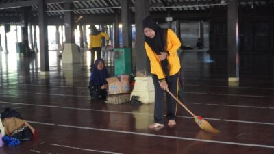 JELANG  HARI BHAYANGKARA KE-80, POLRES CIREBON KOTA GELAR AKSI BEBERSIH RUMAH IBADAH