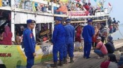 SATPOLAIR POLRES INDRAMAYU BERSAMA DITPOLAIR POLDA JABAR KAWAL TRADISI NADRAN LARUNG SESAJI NELAYAN ERETAN KULON